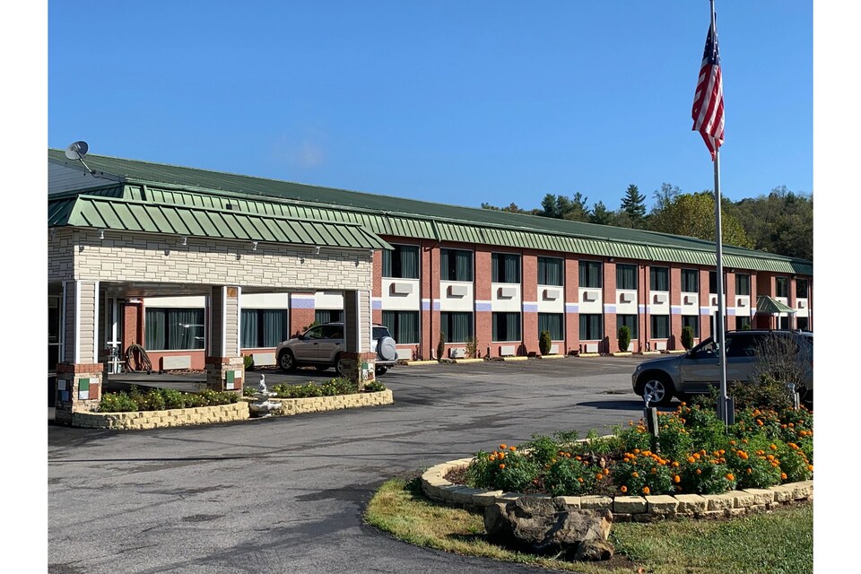 Hotel Williamstown WV South, C25276, Williamstown WV