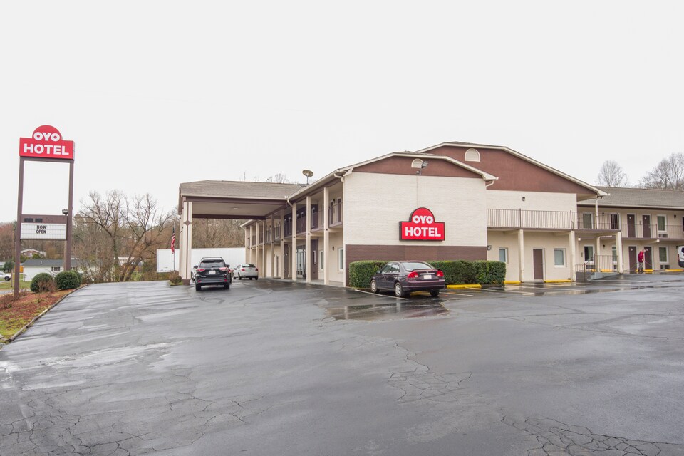 OYO Hotel Forest City NC Route 74, C28043, Forest City NC
