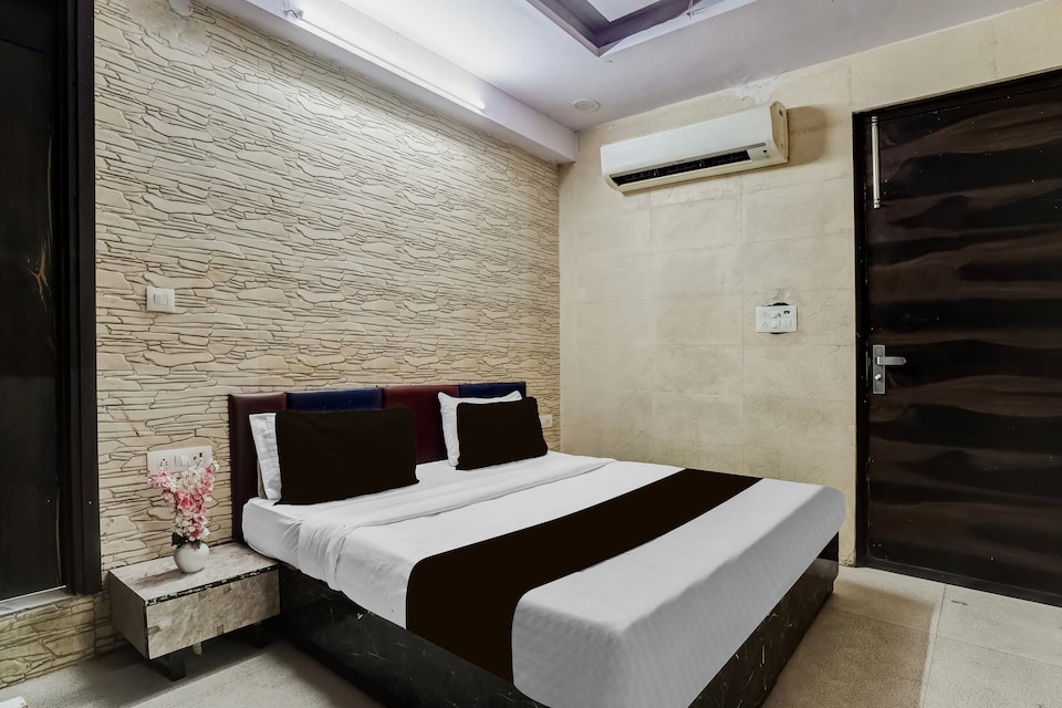 Hotel O LS BANQUET & ROOMS, Pitampura - Rohini Delhi, Delhi