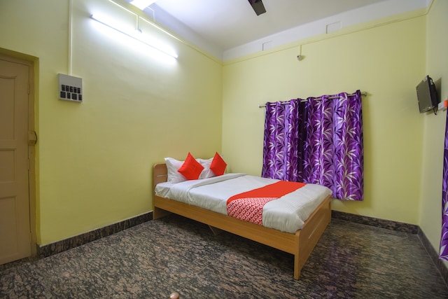 OYO Vidyasagar Guest House Near Behala Bazar Metro Station