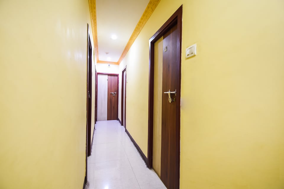Hotel O Yasin International Guest House, Esplanade Kolkata, Kolkata