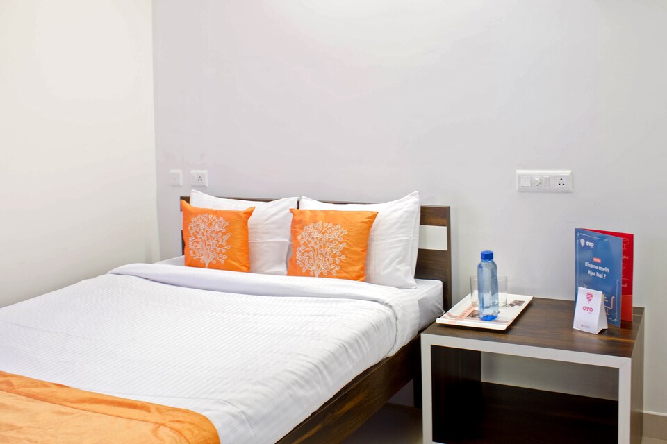 OYO 5129 रॉयल कम्फर्ट सूट नल्लागंदला, Kukatpally, हैदराबाद