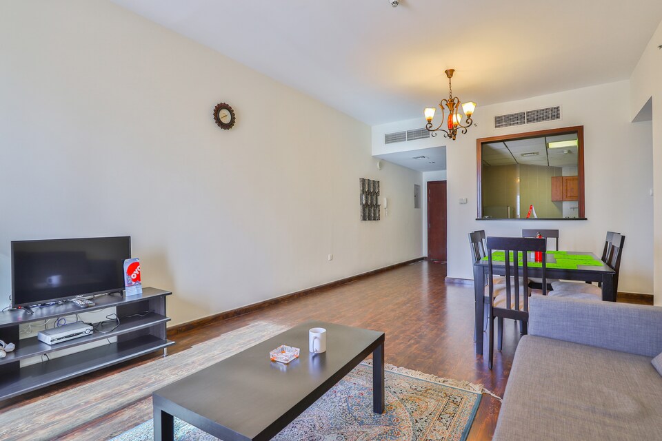 OYO 352 Home Icon Tower 2, 2 BHK, Jumeirah Lake Towers Dubai, Dubai