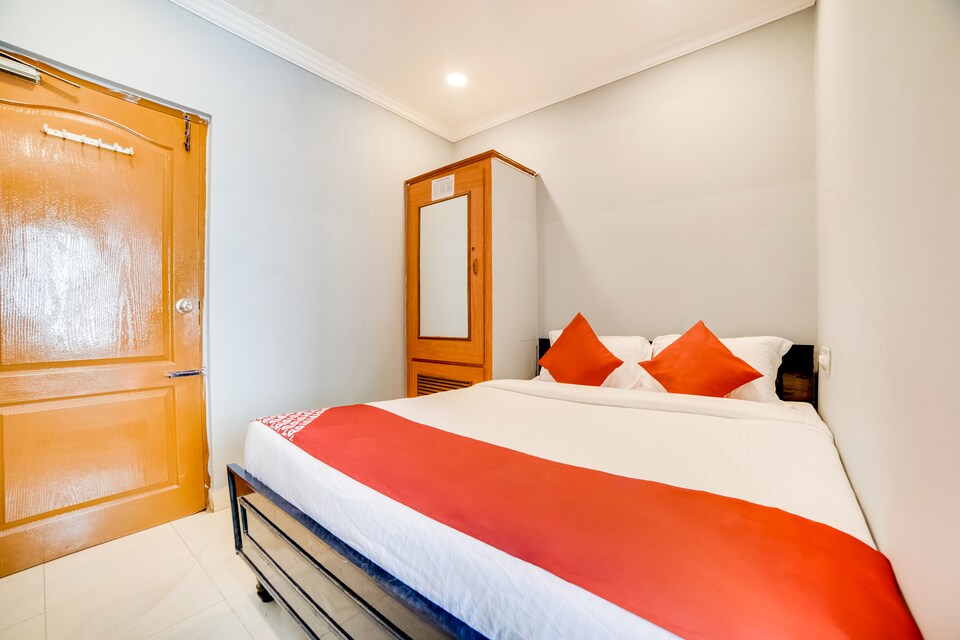 OYO Dhana Sri Residency Near Shilparamam, Madhapur, Hyderabad