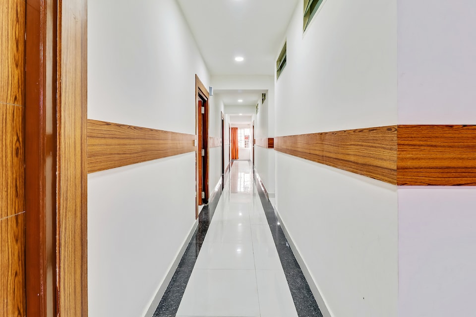 OYO 63561 Hotel Sai Grand, Hampankatta Railway Station, Mangalore