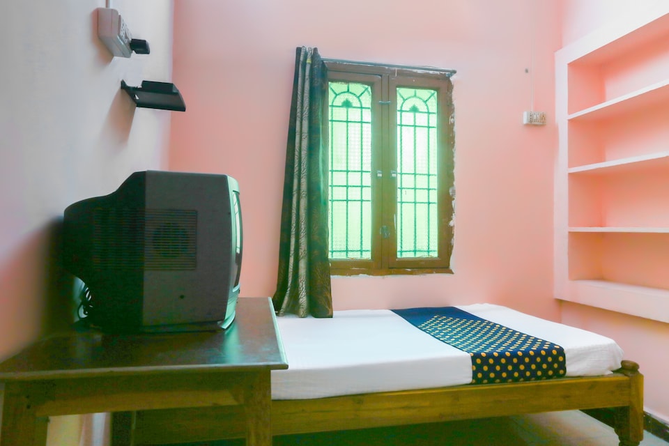 SPOT ON 63682 Tharun Guest House, Vellore, Vellore