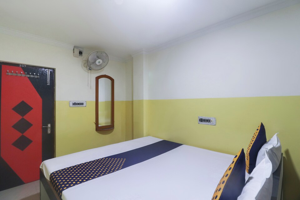 SPOT ON 63716 Hotel Rajgrand, Hazarduari, Berhampore