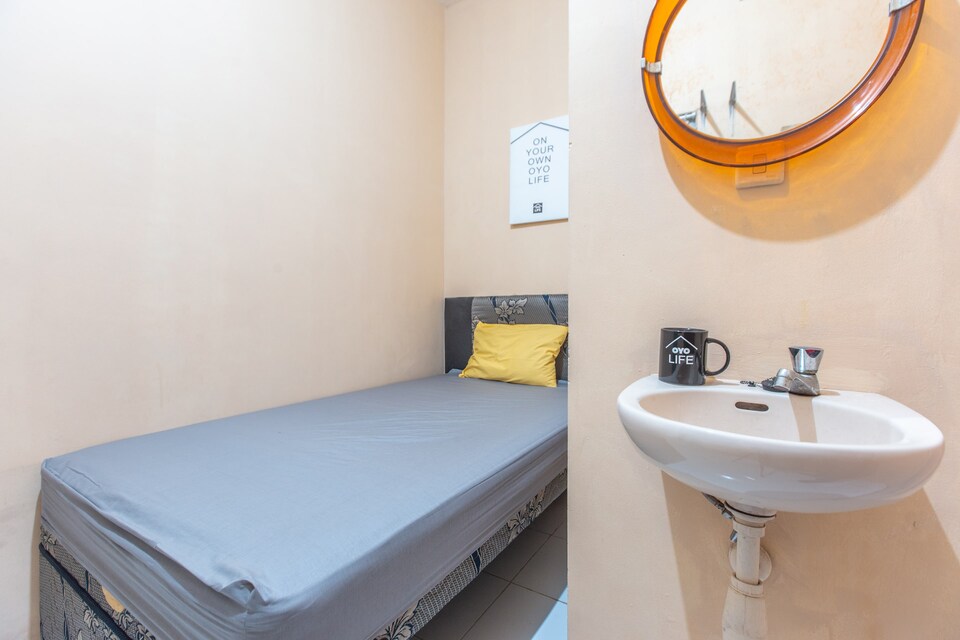 OYO Life 1904 Rawasari Residence, Salemba, Jakarta