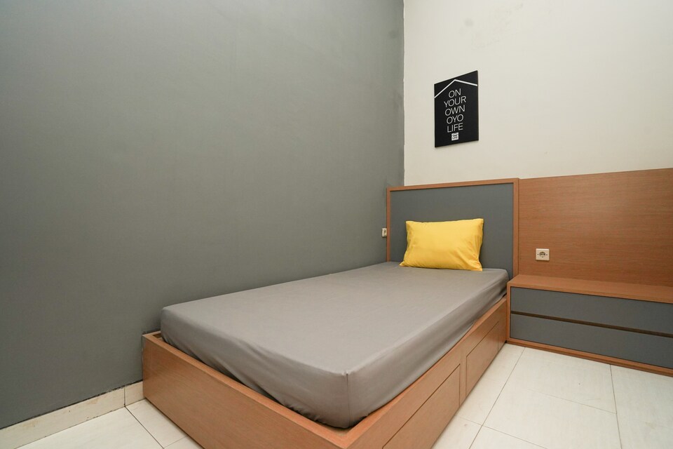 OYO Life 1908 Kos Pajajaran, Tegalsari, Surabaya