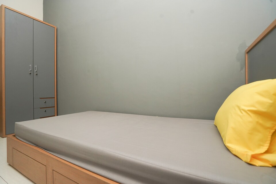 OYO Life 1908 Kos Pajajaran, Tegalsari, Surabaya