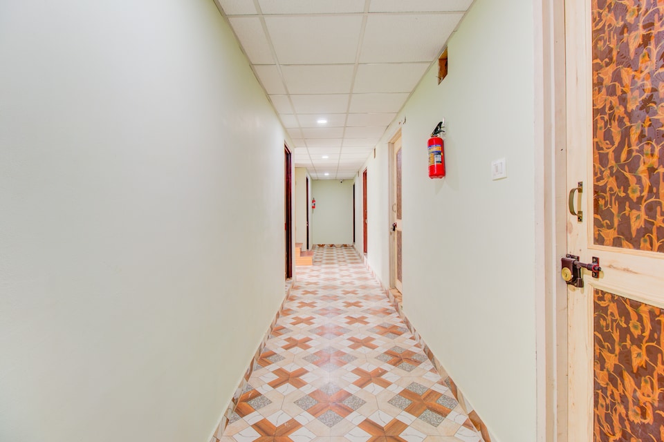 Collection O Airport Road Solina, Lal Chowk Srinagar, श्रीनगर