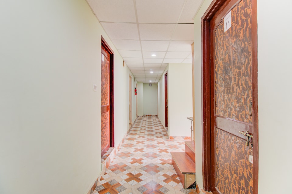 Collection O Airport Road Solina, Lal Chowk Srinagar, श्रीनगर