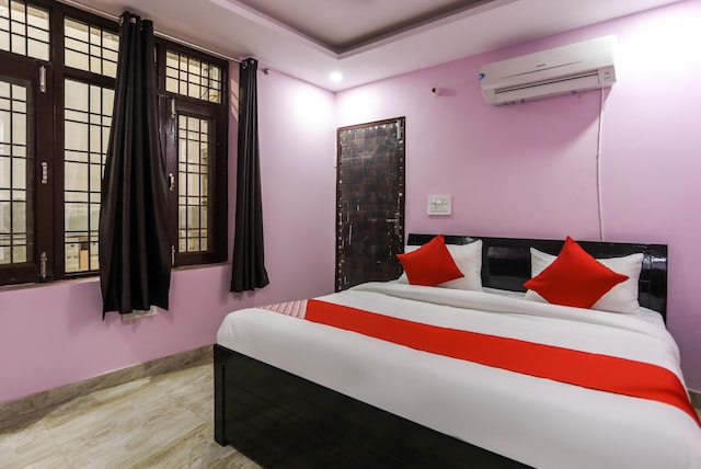 OYO The New View Hotel Near Gnida Office Metro Station