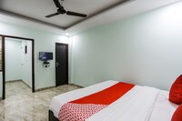 OYO The New View Hotel Near Gnida Office Metro Station