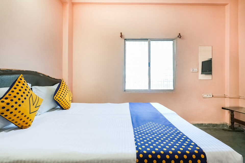 SPOT ON 63914 Hotel Radhe Krishn, Harda, Harda
