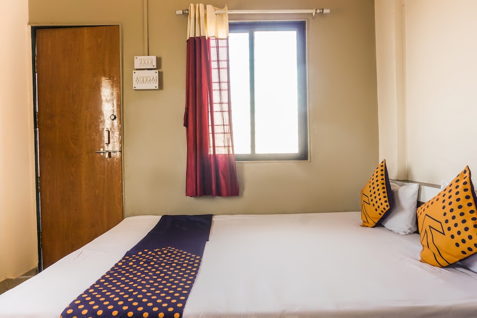 SPOT ON 64116 Hotel Shrinivas Lodging, Baramati, Baramati