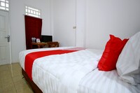 OYO 1981 Unib Kostel