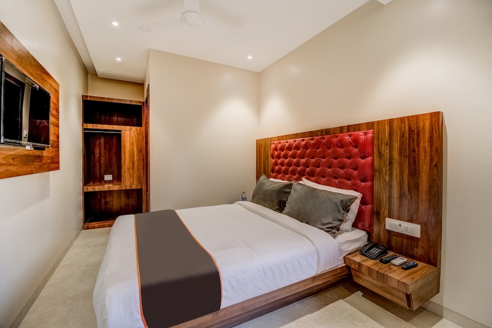 Collection O Sea Breeze Sv Patel Nagar Near Versova Beach, Mumbai International Airport, Mumbai