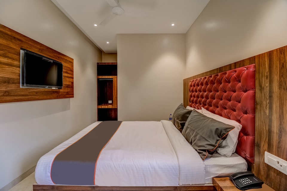 Collection O Sea Breeze Sv Patel Nagar Near Versova Beach, Mumbai International Airport, Mumbai