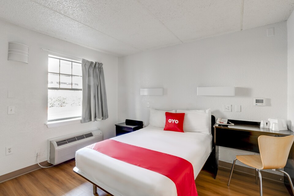 OYO Hotel Houston Katy Freeway, C77077, Houston