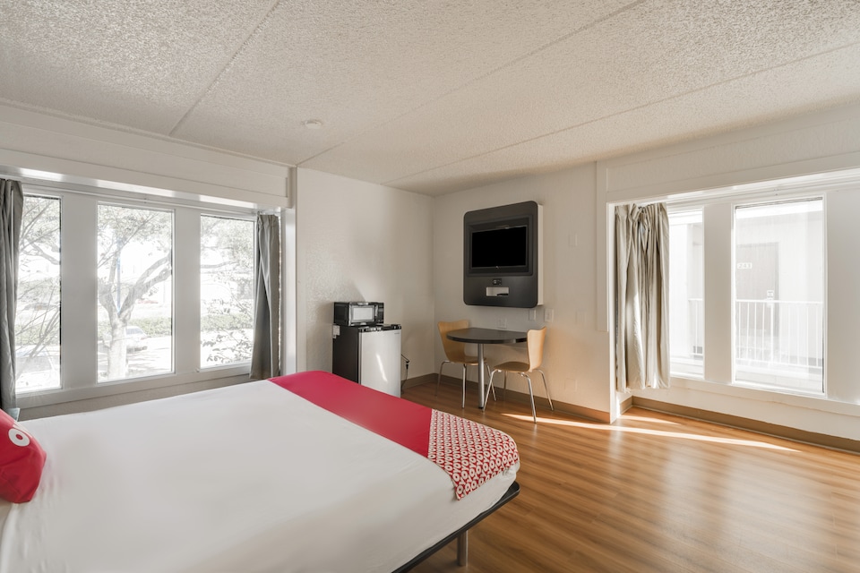 OYO Hotel Houston Katy Freeway, C77077, Houston