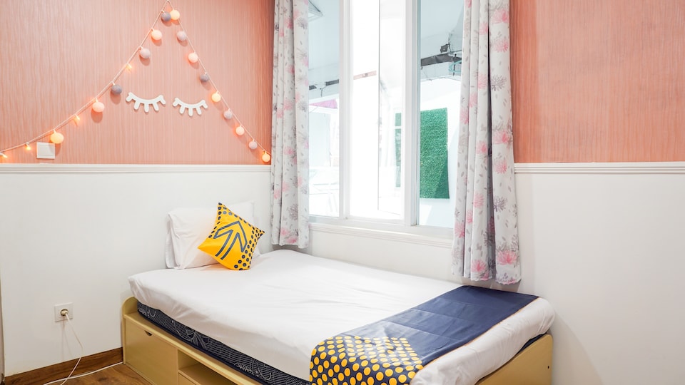 SPOT ON 2053 Granada Syariah Home Stay, Pasteur, Bandung