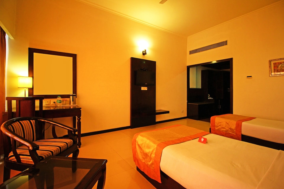 OYO 5214 Ark Hotel, Delhi Nainital Highway, Rudrapur