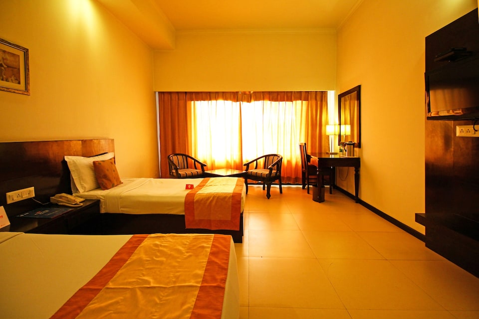 OYO 5214 Ark Hotel, Delhi Nainital Highway, Rudrapur