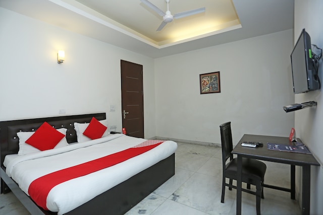 OYO Aksh Palace Near Aravali Biodiversity Park