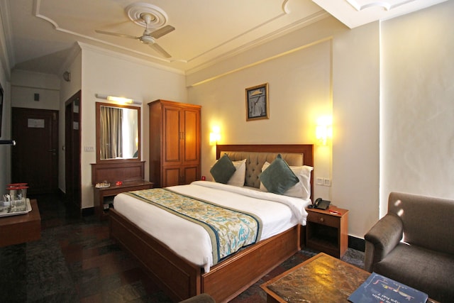 OYO Tulip Inn Green Castle