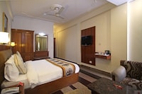 OYO Tulip Inn Green Castle