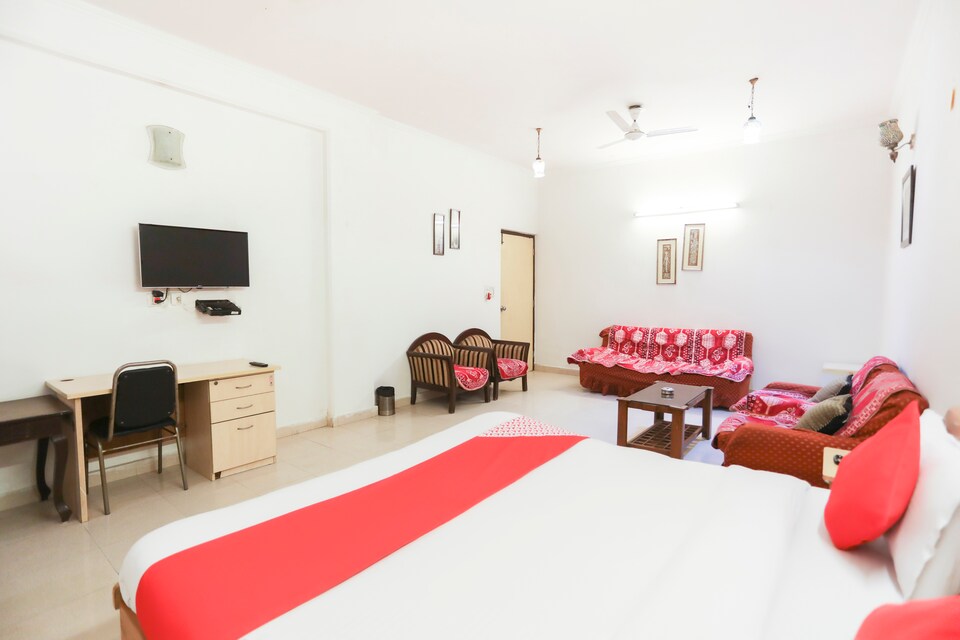 OYO 64332 Hotel Divine 2, Noida City Metro, Noida