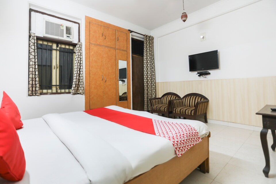 OYO 64332 Hotel Divine 2, Noida City Metro, Noida