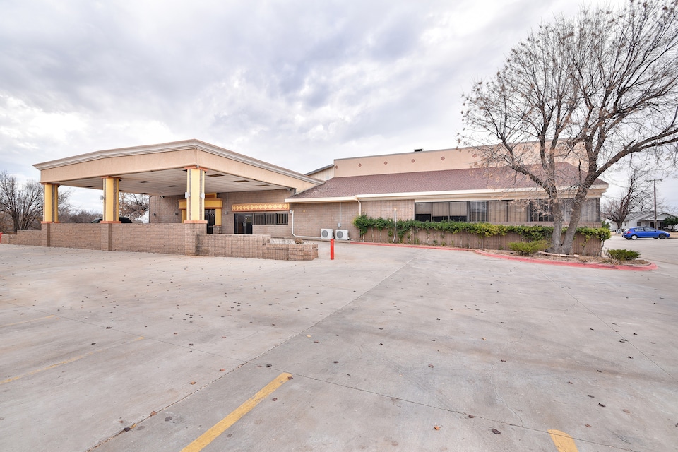 OYO Hotel Enid OK Van Buren, C73701, Enid
