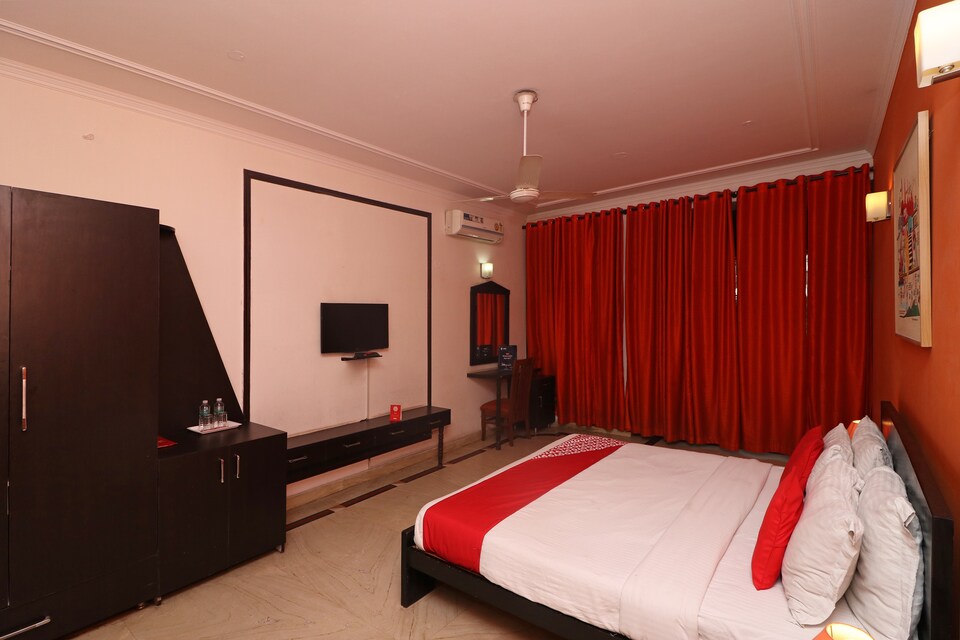 OYO 64339 Varsha Grand, Thiruvanmiyur Chennai, Chennai
