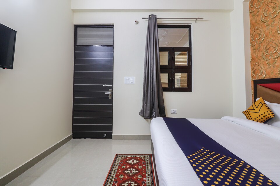 OYO Crown View 2, Noida City Metro, Noida