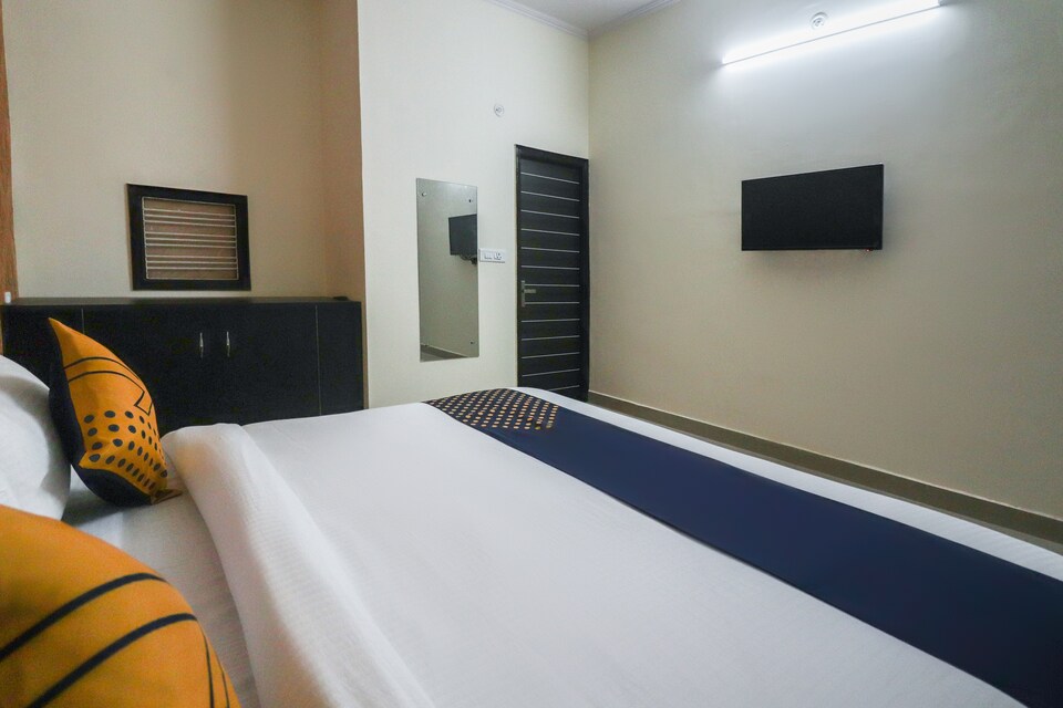 OYO Crown View 2, Noida City Metro, Noida