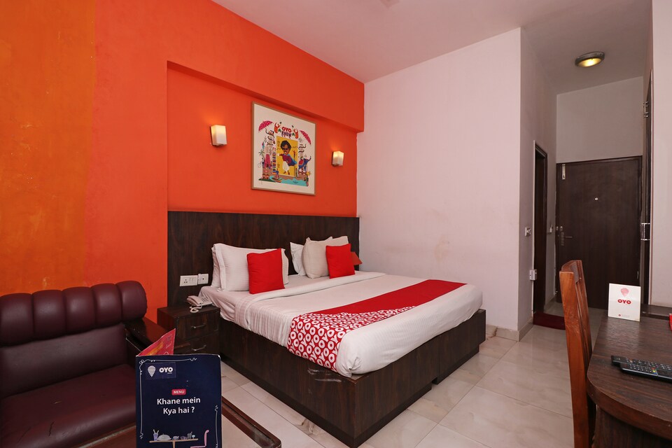 OYO Flagship 525 MG Road Metro Station, Cyber City, Gurgaon