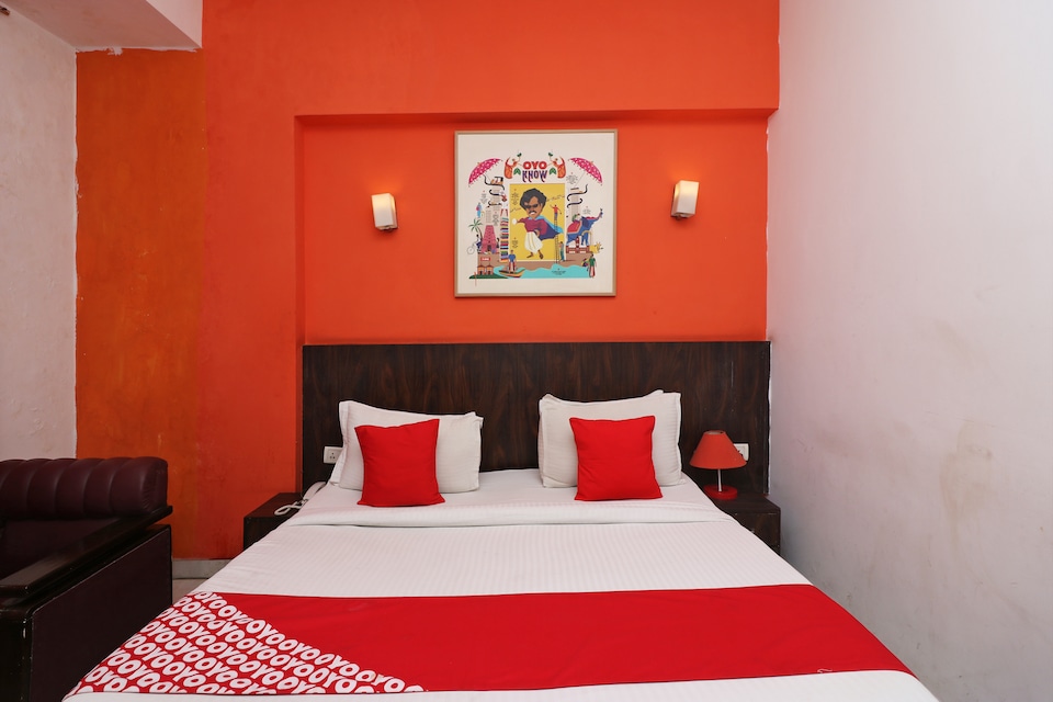 OYO Flagship 525 MG Road Metro Station, Cyber City, Gurgaon