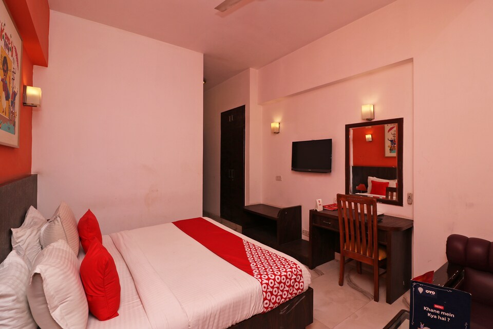 OYO Flagship 525 MG Road Metro Station, Cyber City, Gurgaon