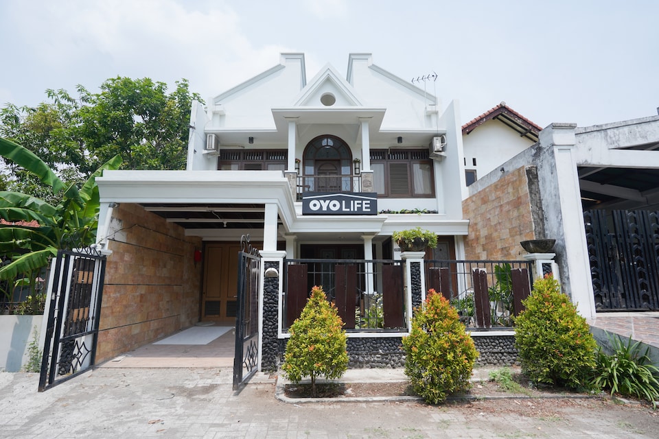 OYO Life 2153 Kyla Residence, Tenggilis Mejoyo, Surabaya