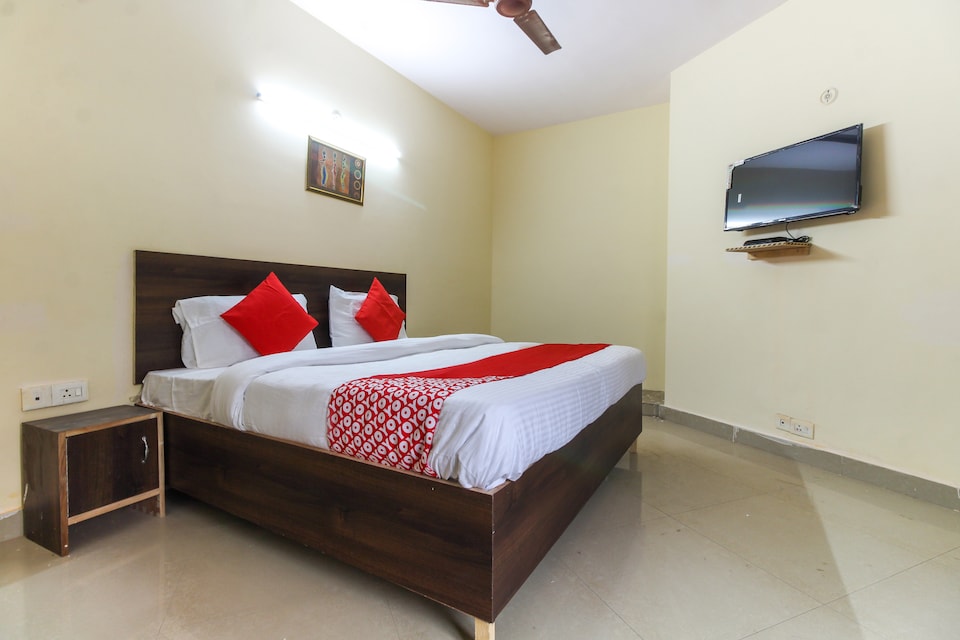 OYO Olive Inn, Fatehabad Road, Agra