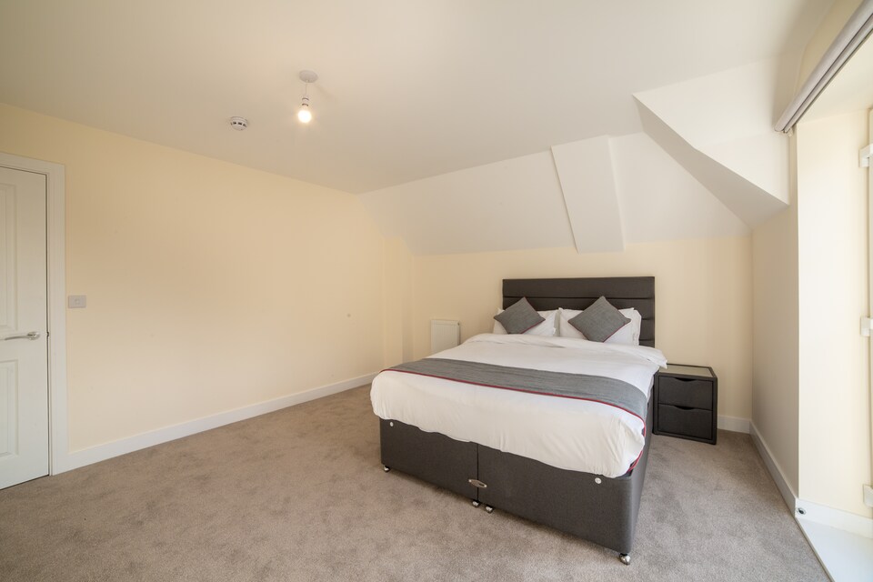 OYO Aldershot Saz Living, Farnborough (South England), Farnborough