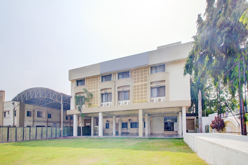 OYO 64878 Krishna Resort , Dhule, Dhule