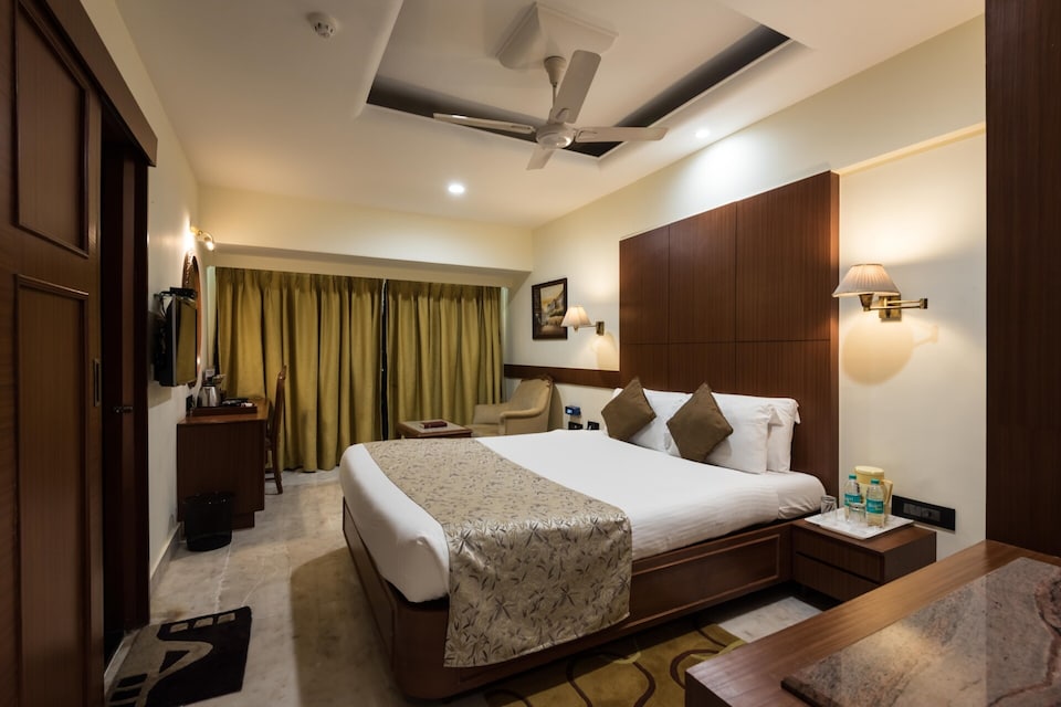 OYO 5279 The Emerald Hotel, Juhu, Mumbai