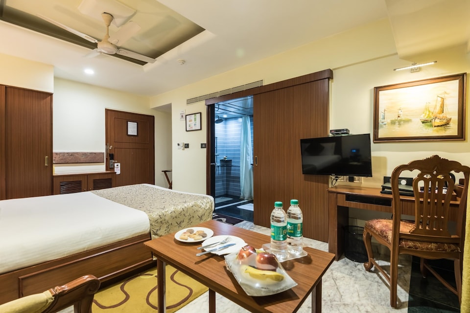 OYO 5279 The Emerald Hotel, Juhu, Mumbai