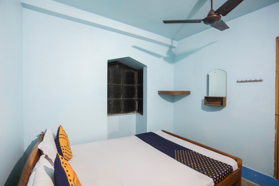SPOT ON 64951 Hotel Antorongo, Hazarduari, Berhampore