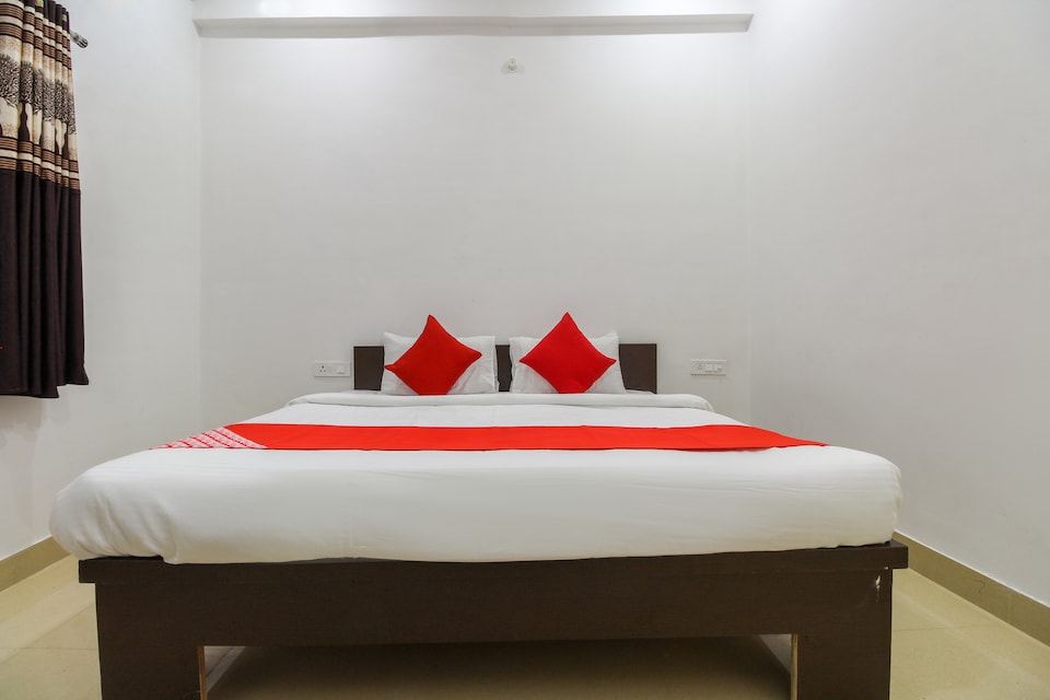 OYO Hotel Js Plaza, Corporate Complex, Agra