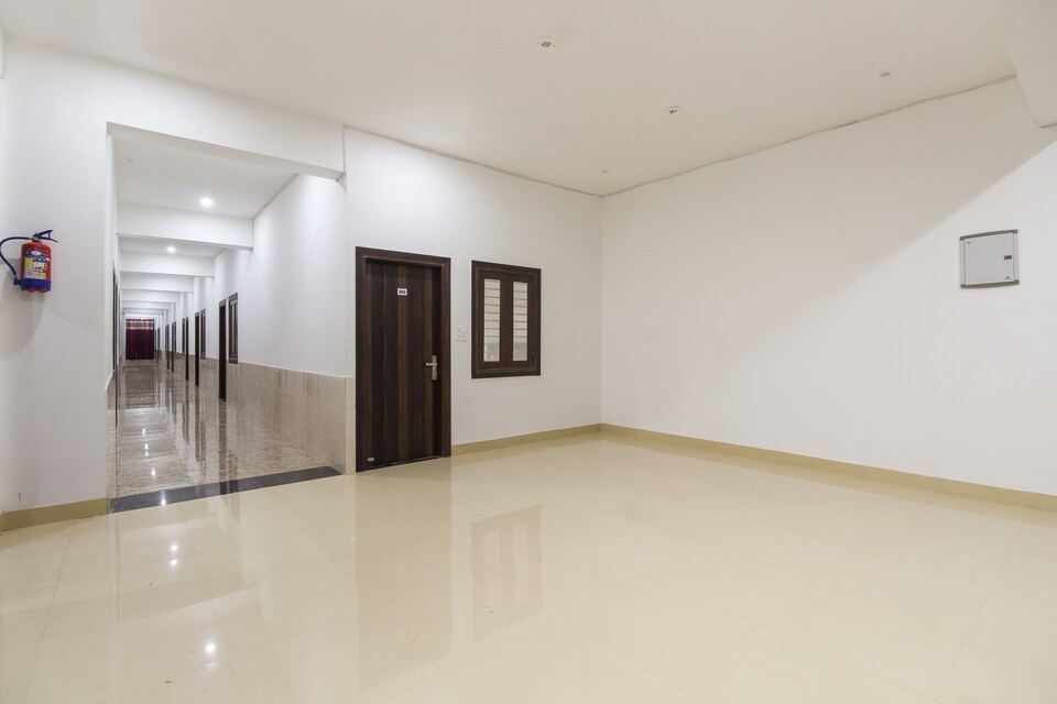 OYO Hotel Js Plaza, Corporate Complex, Agra