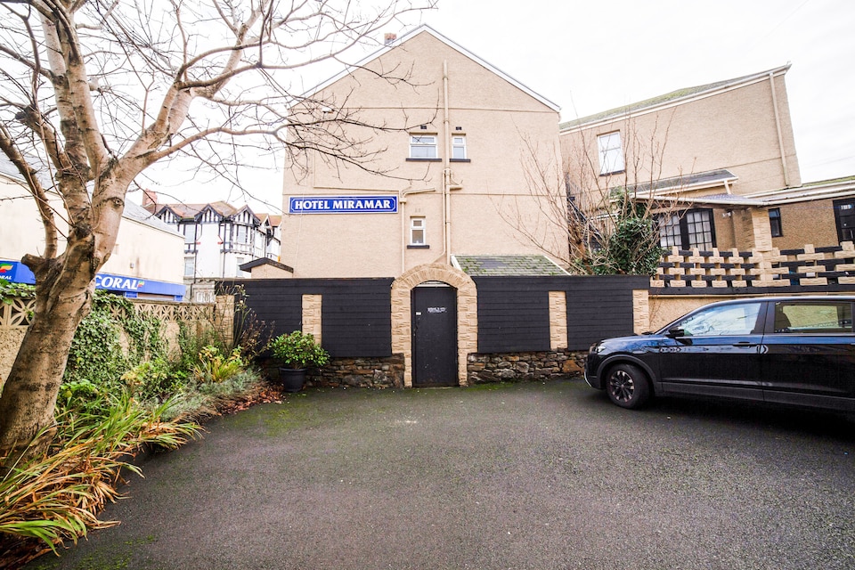 OYO Station Road Inn, Llanelli (Wales), Llanelli